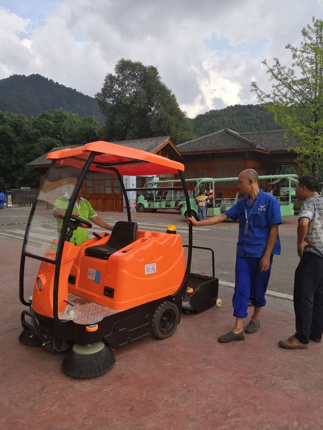 廣西大型駕駛式掃地機(jī)直銷