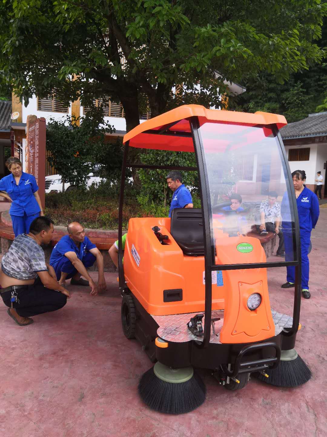 廣西大型駕駛式掃地機(jī)直銷